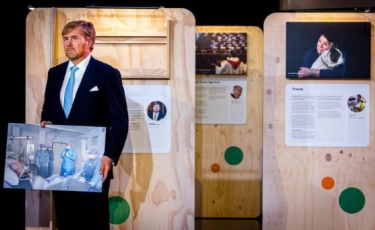 Koning Willem-Alexander staat stil bij corona