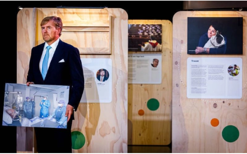 Koning Willem-Alexander staat stil bij corona