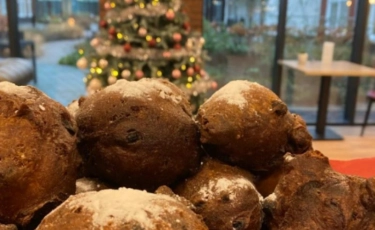 Bij december horen oliebollen!