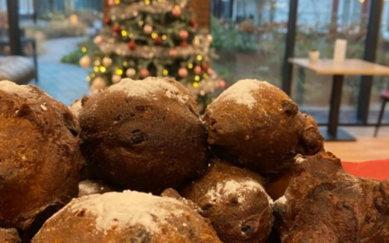 Bij december horen oliebollen!